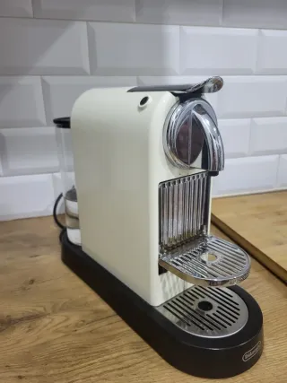 Cafetera Nespresso DeLonghi Crema como nueva.
