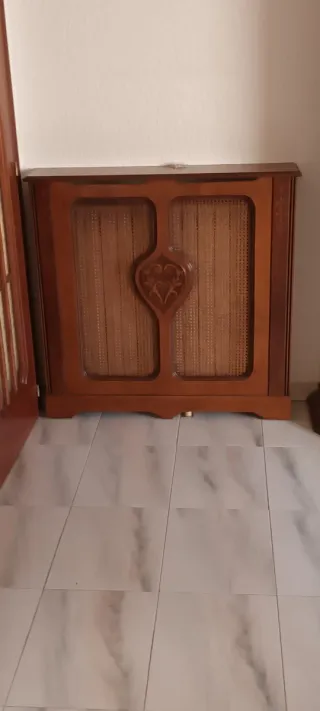 Mueble de madera y ratán