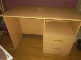 Escritorio de madera para estudiantes
