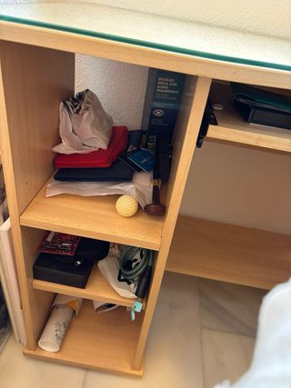 Escritorio madera clara con base cristal