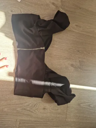 Top negro con volantes