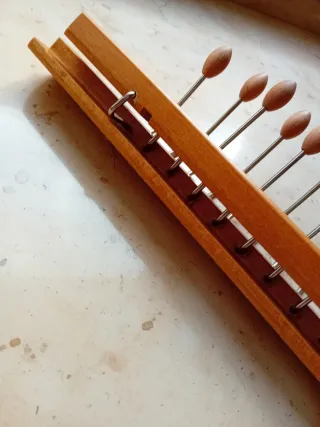 Porta cravatte in legno e metallo