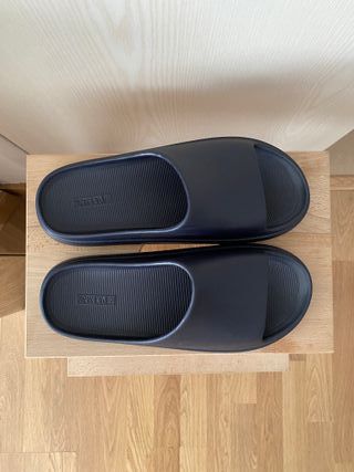 Sandalia azul marino de Zara Home