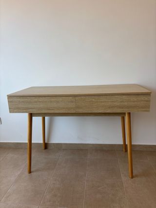 Scrivania in legno con cassetti