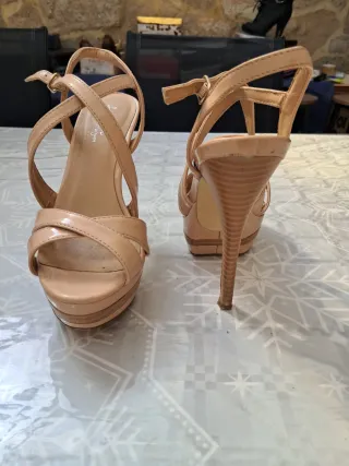 Zapatos de tacón alto beige