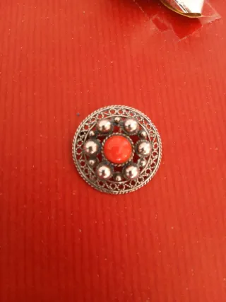 Broche antiguo de plata y coral