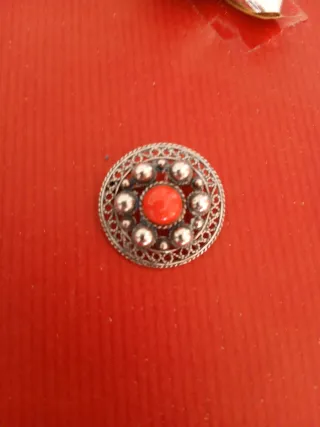 Broche antiguo de plata y coral