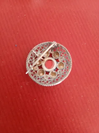 Broche antiguo de plata y coral