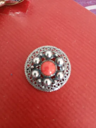 Broche antiguo de plata y coral