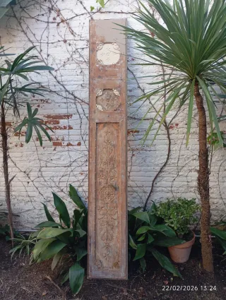 Portón de madera tallada