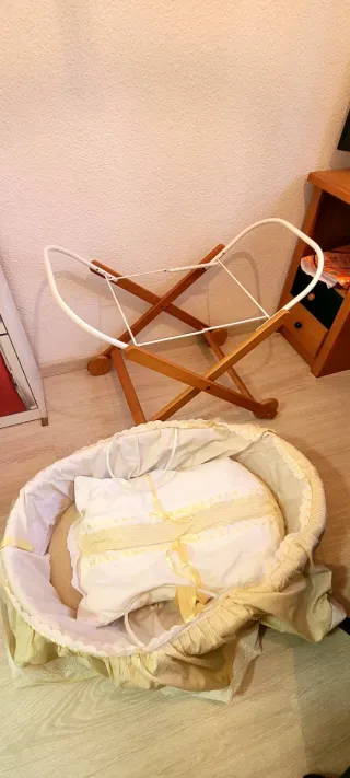 Moisés para bebé. Mimbre y madera