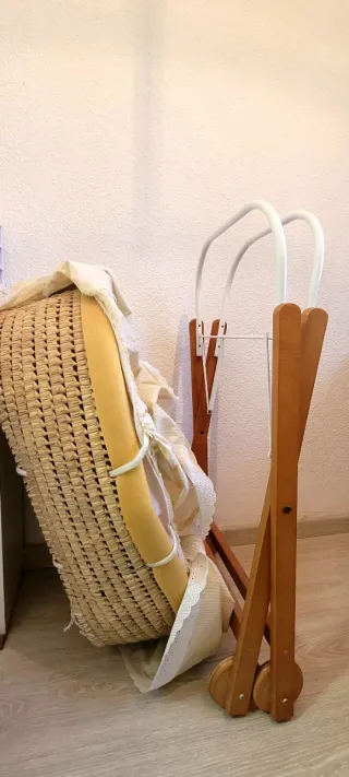 Moisés para bebé. Mimbre y madera