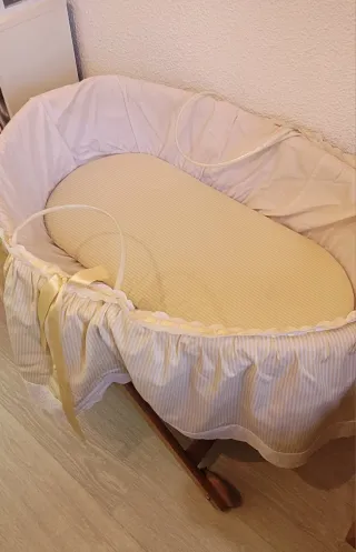 Moisés para bebé. Mimbre y madera