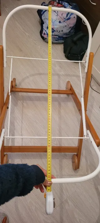 Moisés para bebé. Mimbre y madera