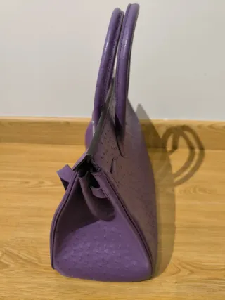 Bolso de piel morado abujardado tipo avestruz
