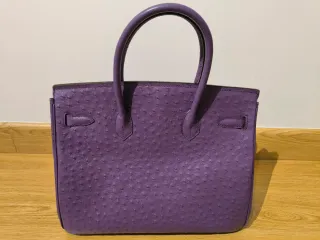 Bolso de piel morado abujardado tipo avestruz