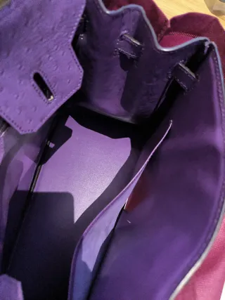 Bolso de piel morado abujardado tipo avestruz