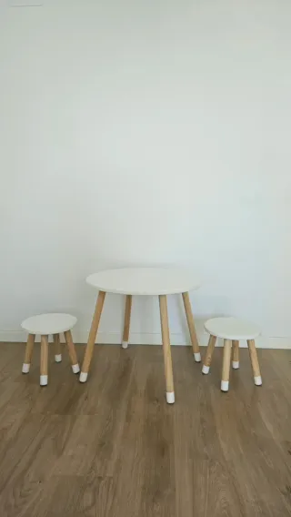 Mesa y 2 taburetes infantiles (0-5 años)