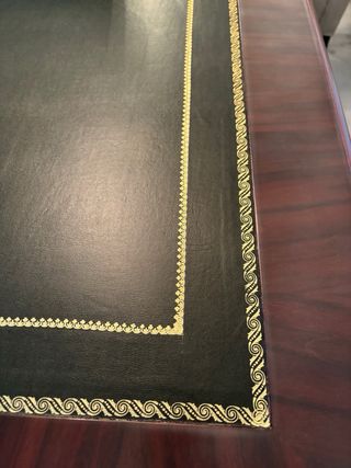 Escritorio estilo inglés con tapa de cristal