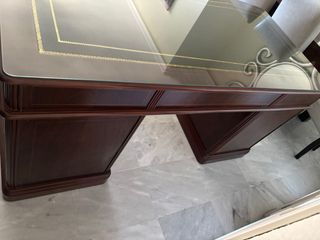 Escritorio estilo inglés con tapa de cristal