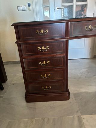 Escritorio estilo inglés con tapa de cristal