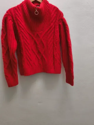 Jersey rojo con cremallera y trenzas