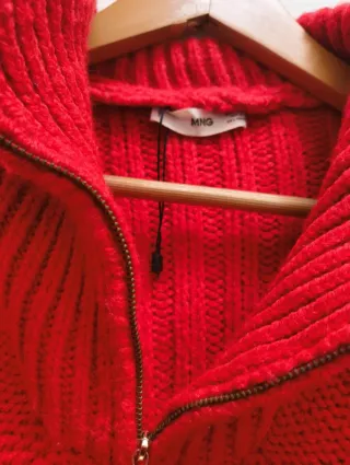 Jersey rojo con cremallera y trenzas