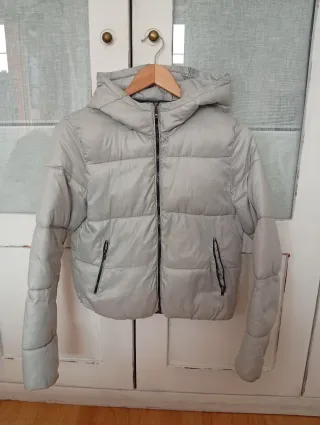 Abrigo de invierno gris con capucha