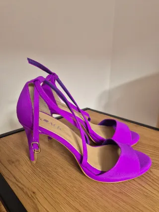 Sandalias tacón aguja tiras cruzadas moradas