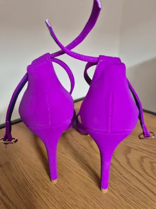 Sandalias tacón aguja tiras cruzadas moradas