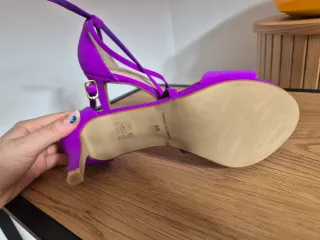 Sandalias tacón aguja tiras cruzadas moradas