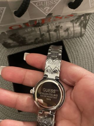 Reloj Guess plateado con pedrería