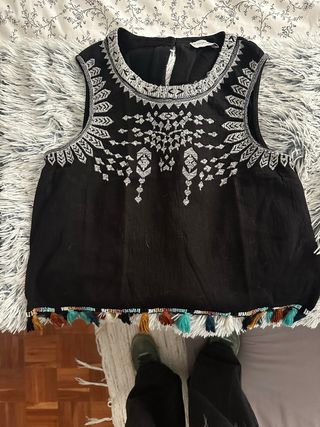 Camiseta negra M con bordados y flecos