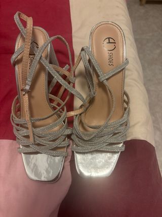 Tacones plateados brillantes