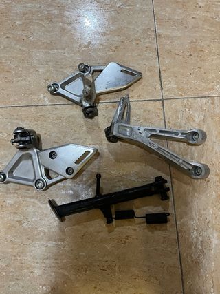 Estriberas y pata de cabra cbr650r