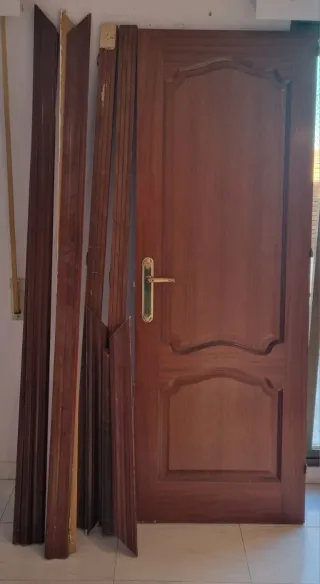 Puerta de madera interior con molduras