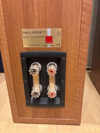 Altavoces DALI plateados y marrones