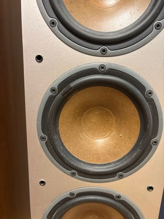 Altavoces DALI plateados y marrones