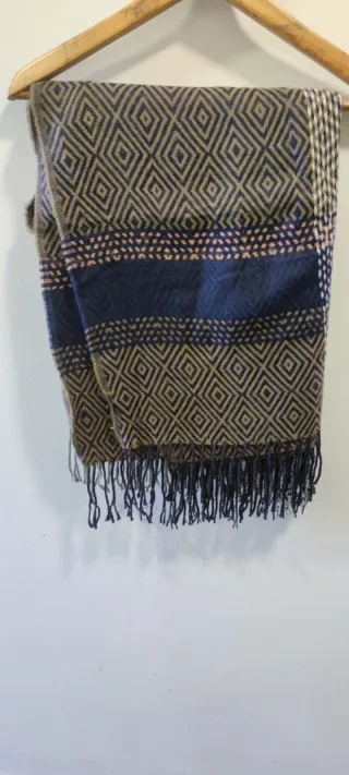 Chal grande, tejido azul y marrón