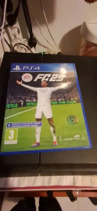 PS4 (PlayStation 4) Negra + 2 Juegos FIFA