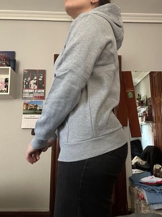 Sudadera gris con capucha y cremallera