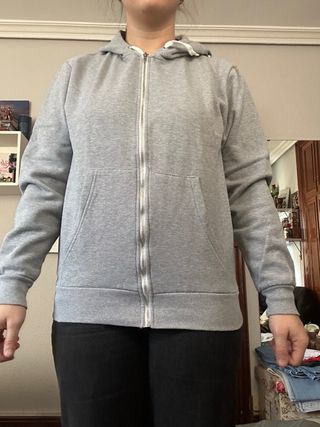 Sudadera gris con capucha y cremallera