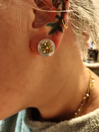 Pendiente Tous Flor Dorado y Blanco 18k