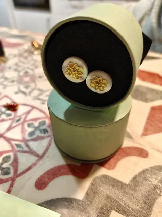 Pendiente Tous Flor Dorado y Blanco 18k