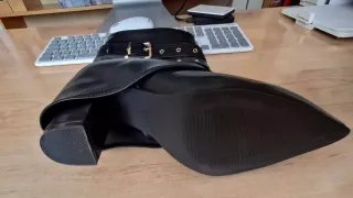 Botas Negras Plegables Hebillas Doradas