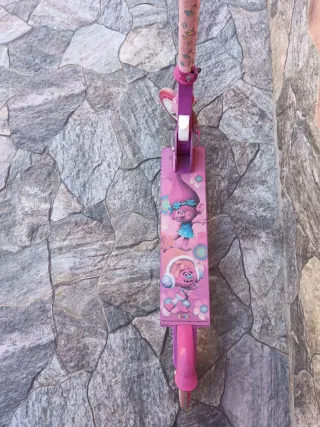 Patinete infantil Trolls para niña