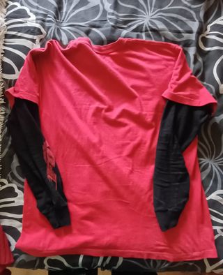 Camiseta manga larga roja y negra