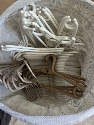 Lote de 64 Perchas + cesta de ropa