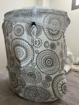 Lote de 64 Perchas + cesta de ropa