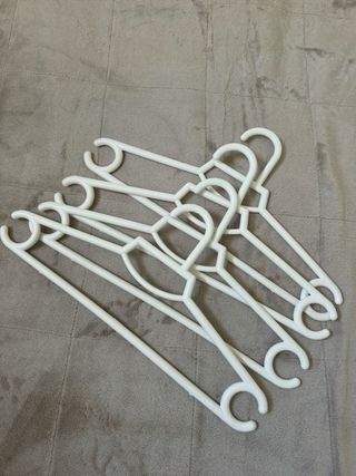 Lote de 64 Perchas + cesta de ropa